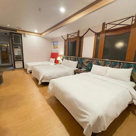 Wenpin Hotel - Pier 2 Гаосюн Экстерьер фото
