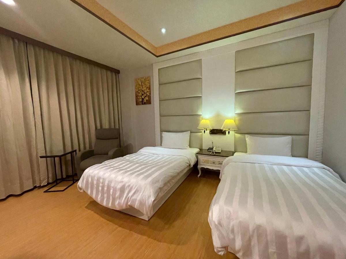 Wenpin Hotel - Pier 2 Гаосюн Экстерьер фото
