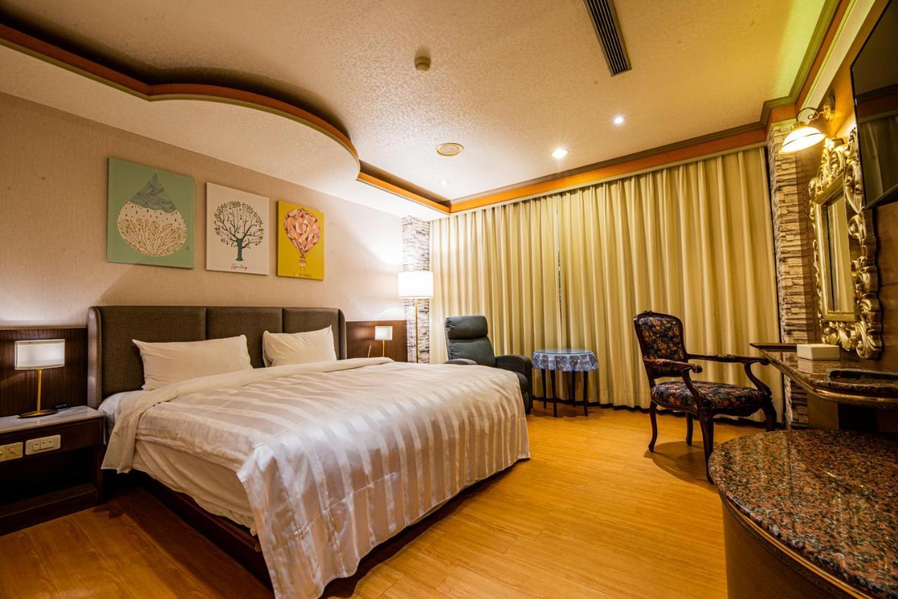 Wenpin Hotel - Pier 2 Гаосюн Экстерьер фото