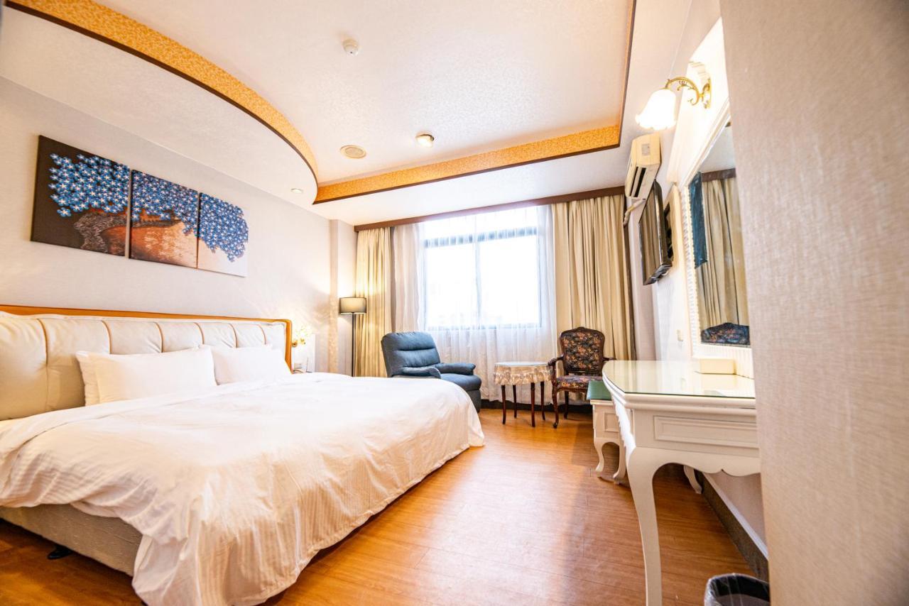 Wenpin Hotel - Pier 2 Гаосюн Экстерьер фото