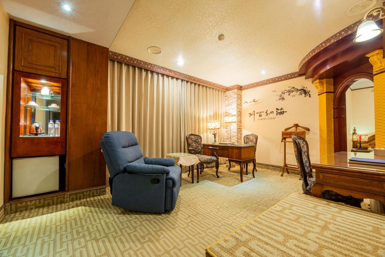 Wenpin Hotel - Pier 2 Гаосюн Экстерьер фото