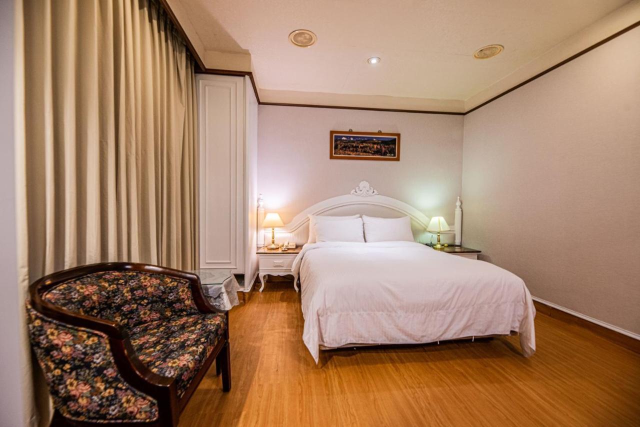 Wenpin Hotel - Pier 2 Гаосюн Экстерьер фото